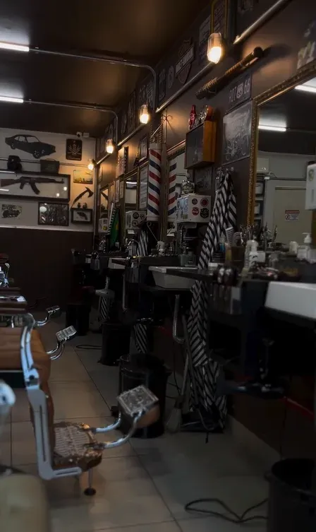 Fileira de cadeiras e bancadas da barbearia