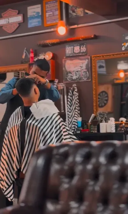 Corte em andamento com capa listrada